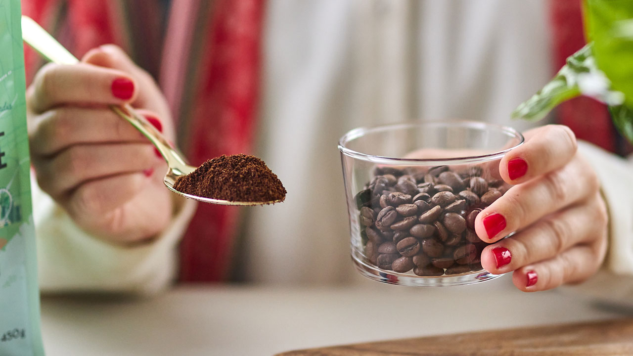 Kahvipavut säilyvät tuoreena pidempään kuin valmiiksi jauhettu kahvi