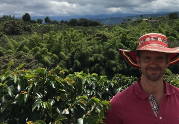 Pauligin raakakahvin hankinnasta vastaava András Koroknay-Pál kahvin alkuperämaassa Kolumbiassa.