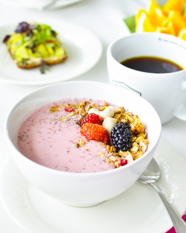 Silkkisen pehmeÃ¤ ja raikas smoothie bowl on olennainen osa All Day Breakfast -kattausta